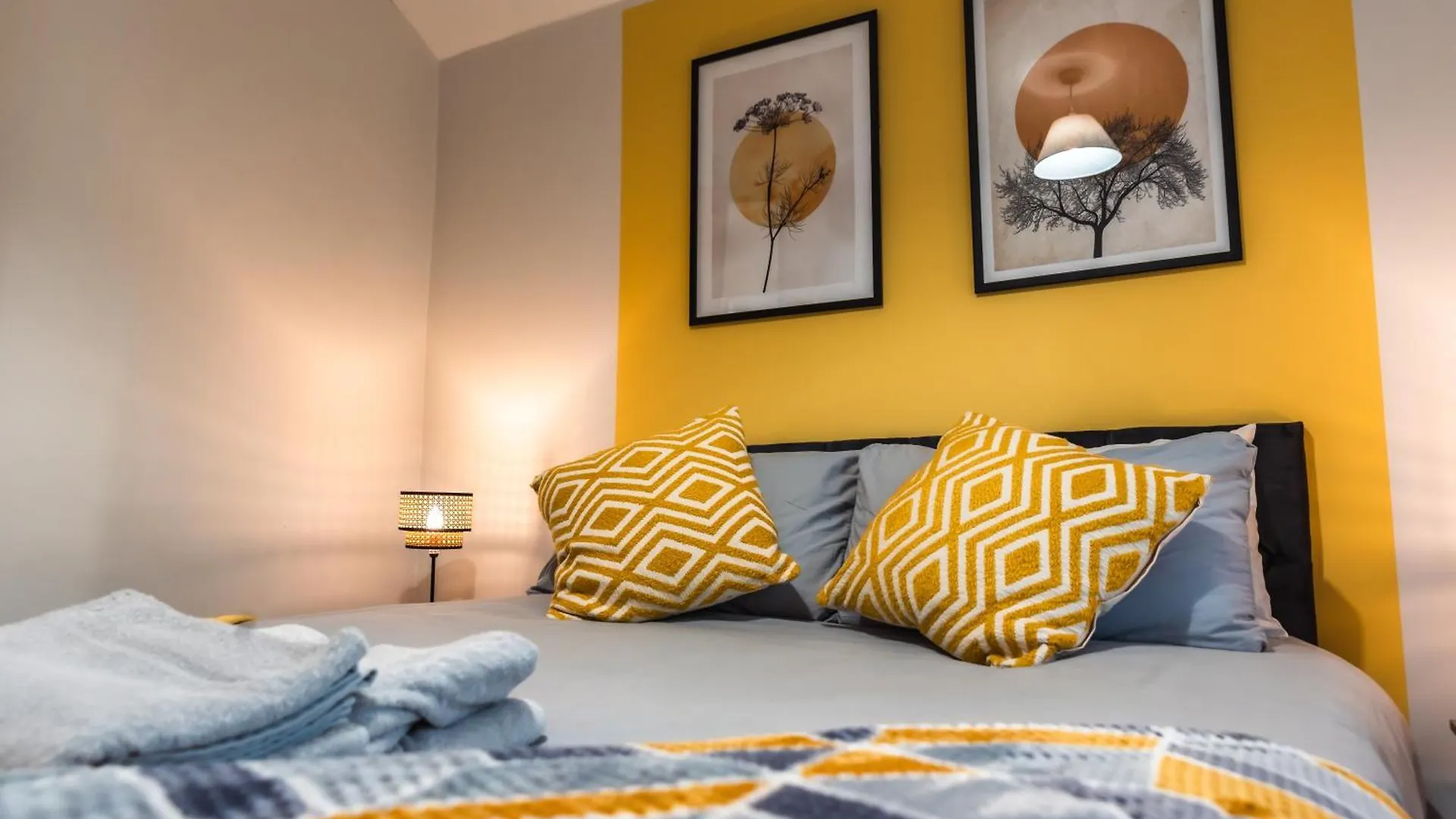 4 Bedrooms, Sleeps 8, Long Term Disc, Driveway Southampton Holiday home