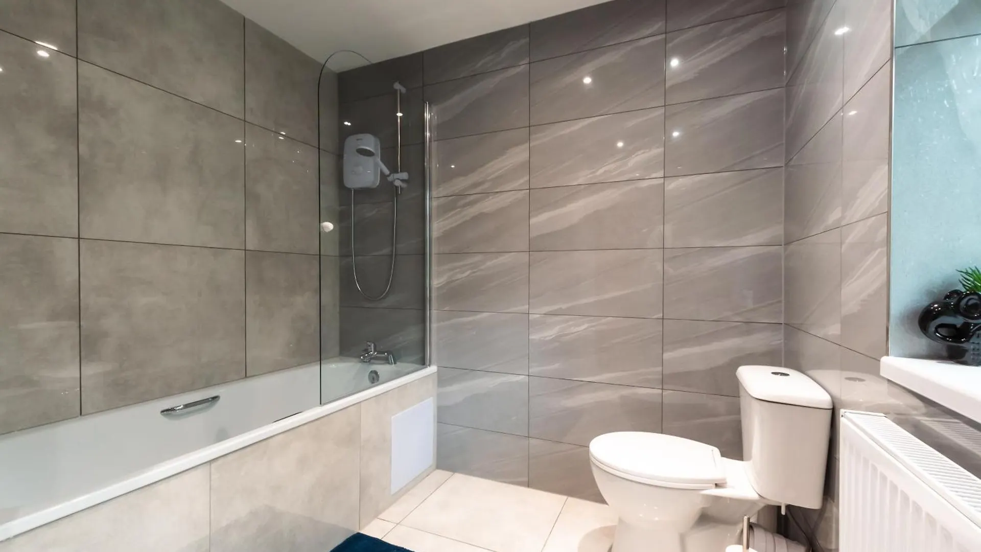 4 Bedrooms, Sleeps 8, Long Term Disc, Driveway Southampton United Kingdom