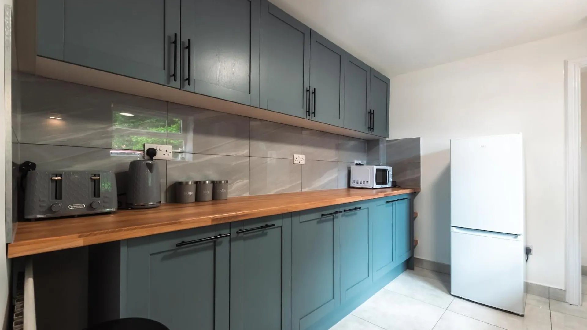 Holiday home 4 Bedrooms, Sleeps 8, Long Term Disc, Driveway Southampton United Kingdom