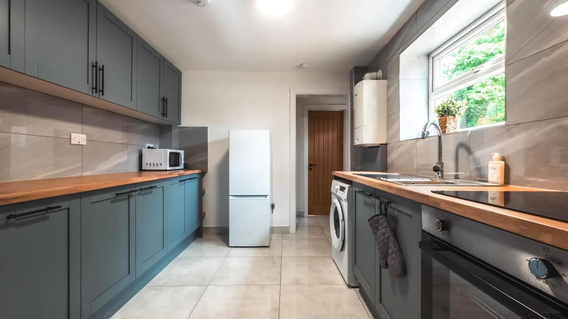 4 Bedrooms, Sleeps 8, Long Term Disc, Driveway Southampton Holiday home