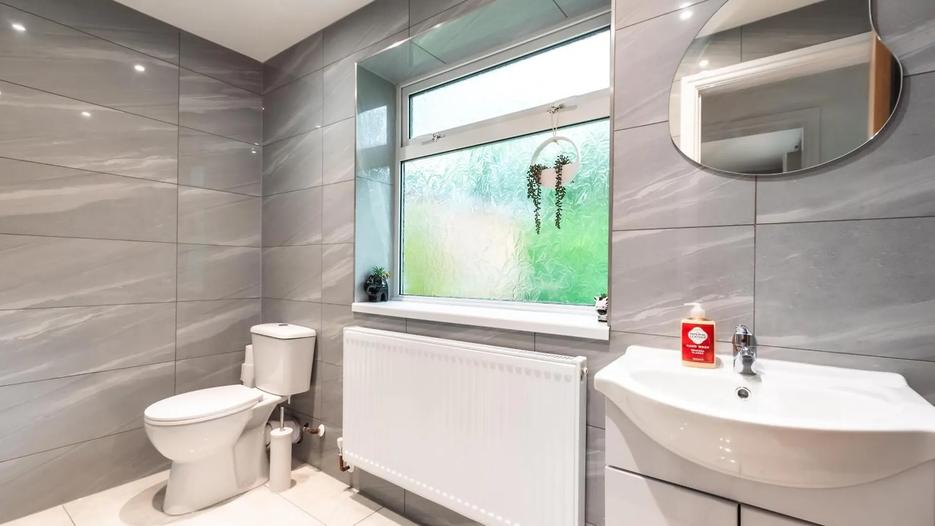 4 Bedrooms, Sleeps 8, Long Term Disc, Driveway Southampton 0*,  United Kingdom