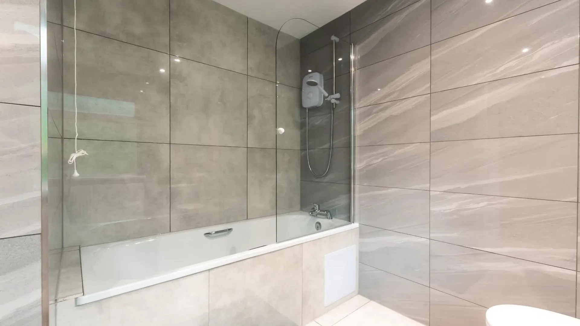 4 Bedrooms, Sleeps 8, Long Term Disc, Driveway Southampton