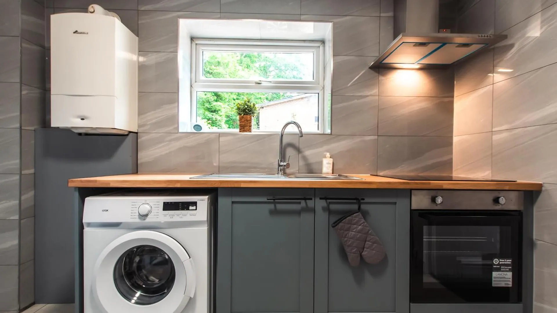 Holiday home 4 Bedrooms, Sleeps 8, Long Term Disc, Driveway Southampton