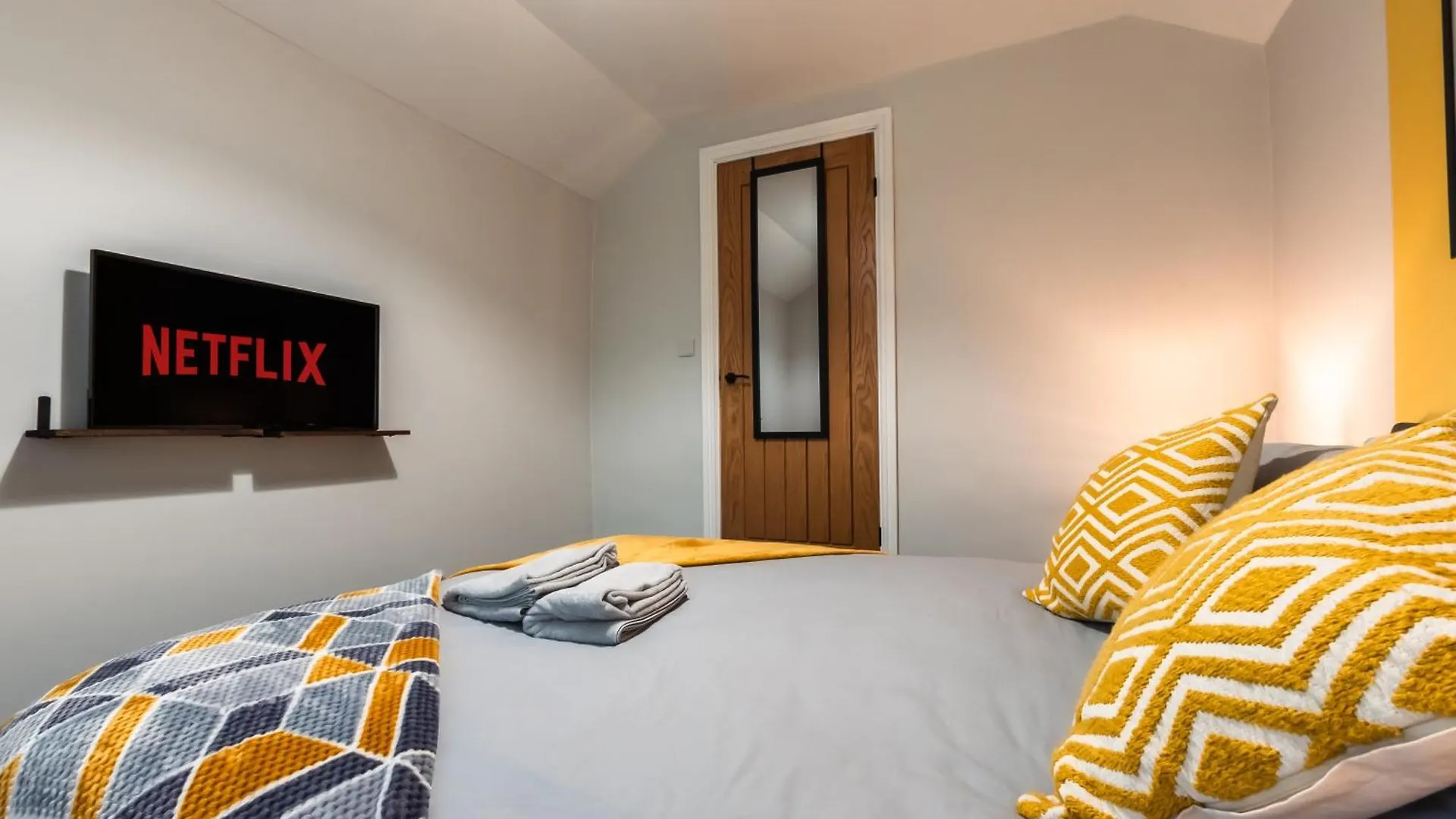 4 Bedrooms, Sleeps 8, Long Term Disc, Driveway Southampton United Kingdom