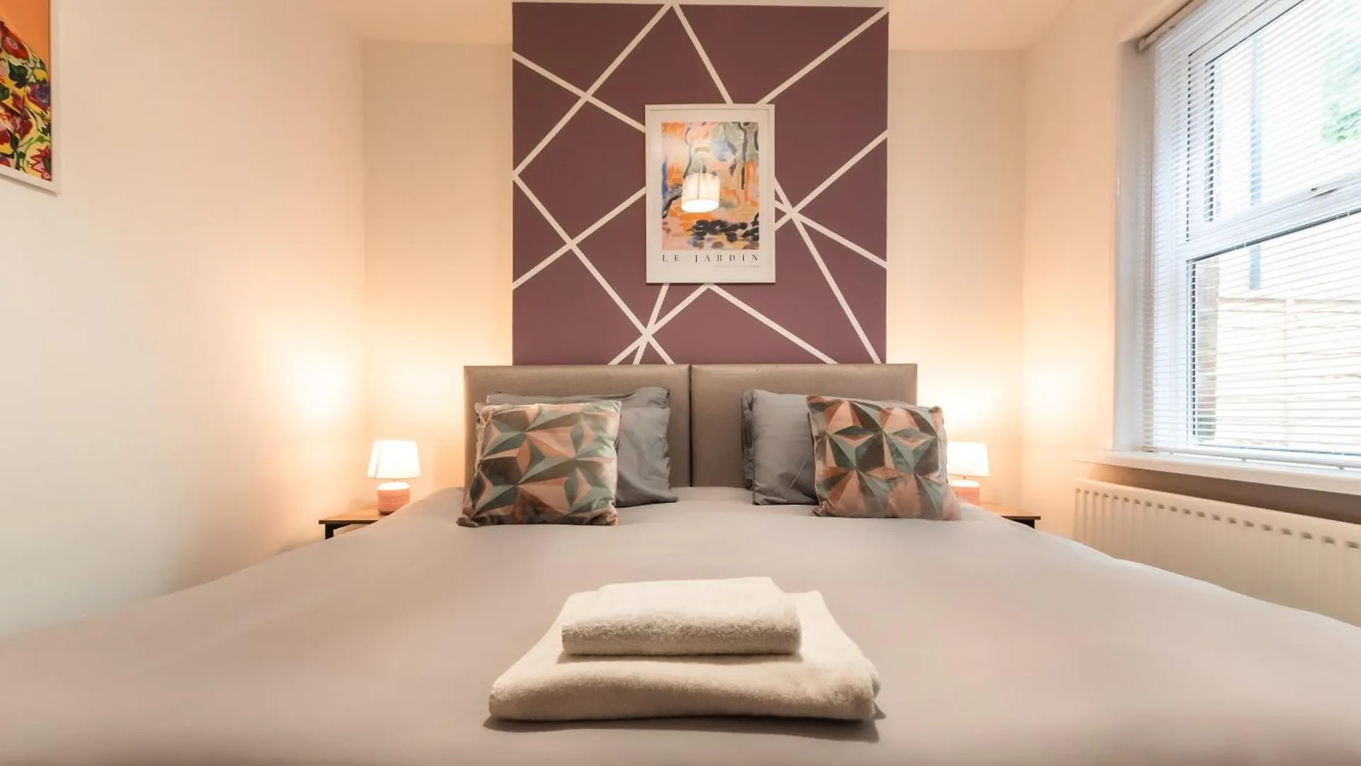 4 Bedrooms, Sleeps 8, Long Term Disc, Driveway Southampton United Kingdom