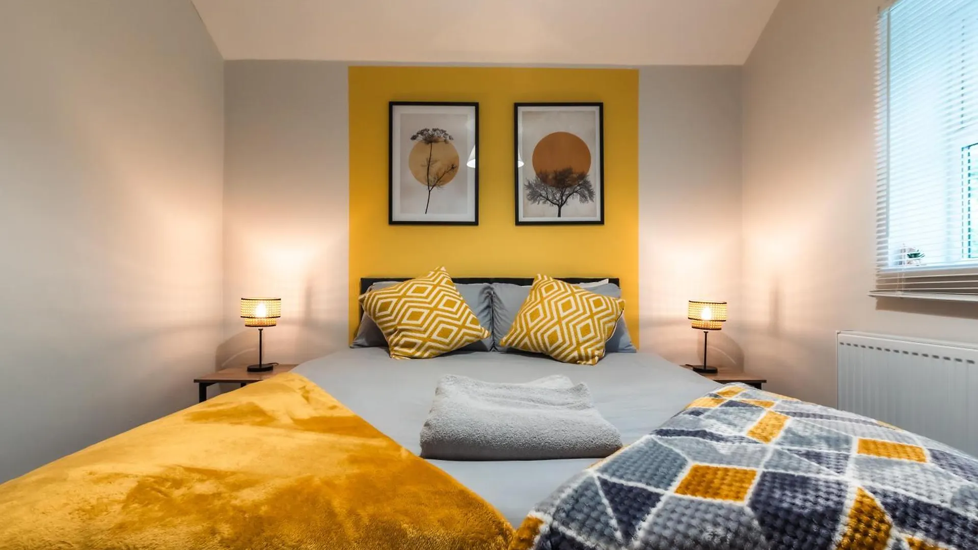 4 Bedrooms, Sleeps 8, Long Term Disc, Driveway Southampton Holiday home