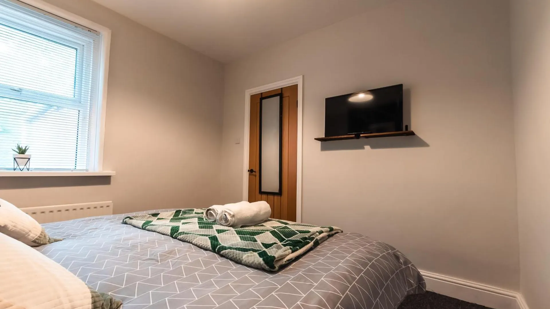 4 Bedrooms, Sleeps 8, Long Term Disc, Driveway Southampton 0*,  United Kingdom