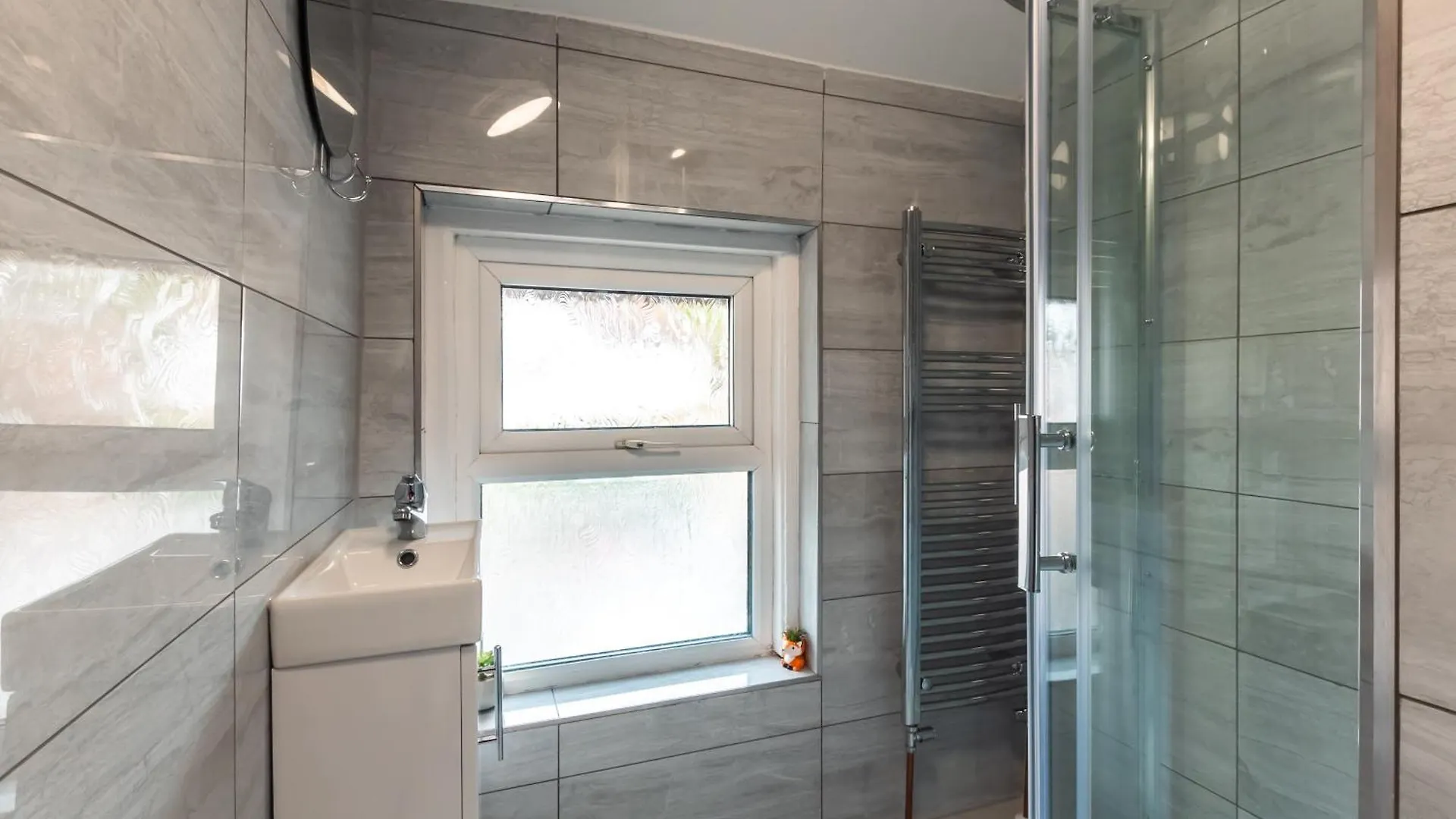 4 Bedrooms, Sleeps 8, Long Term Disc, Driveway Southampton