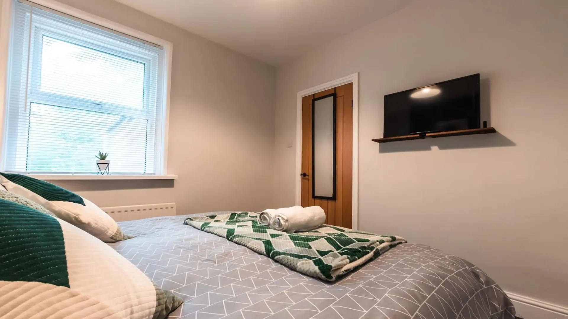 Holiday home 4 Bedrooms, Sleeps 8, Long Term Disc, Driveway Southampton United Kingdom