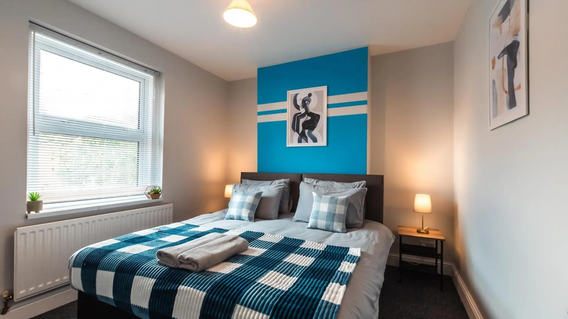 4 Bedrooms, Sleeps 8, Long Term Disc, Driveway Southampton Holiday home