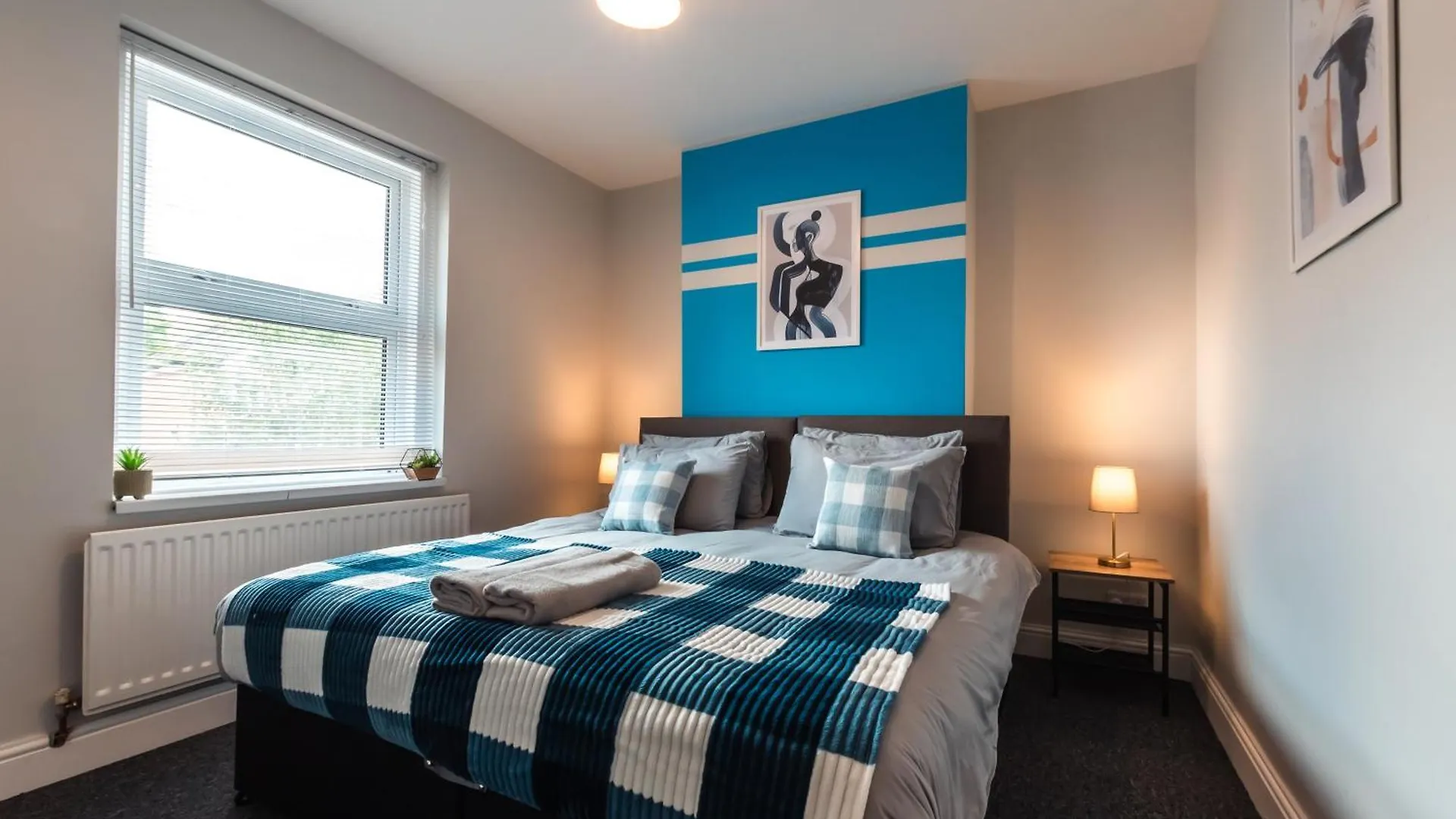 4 Bedrooms, Sleeps 8, Long Term Disc, Driveway Southampton