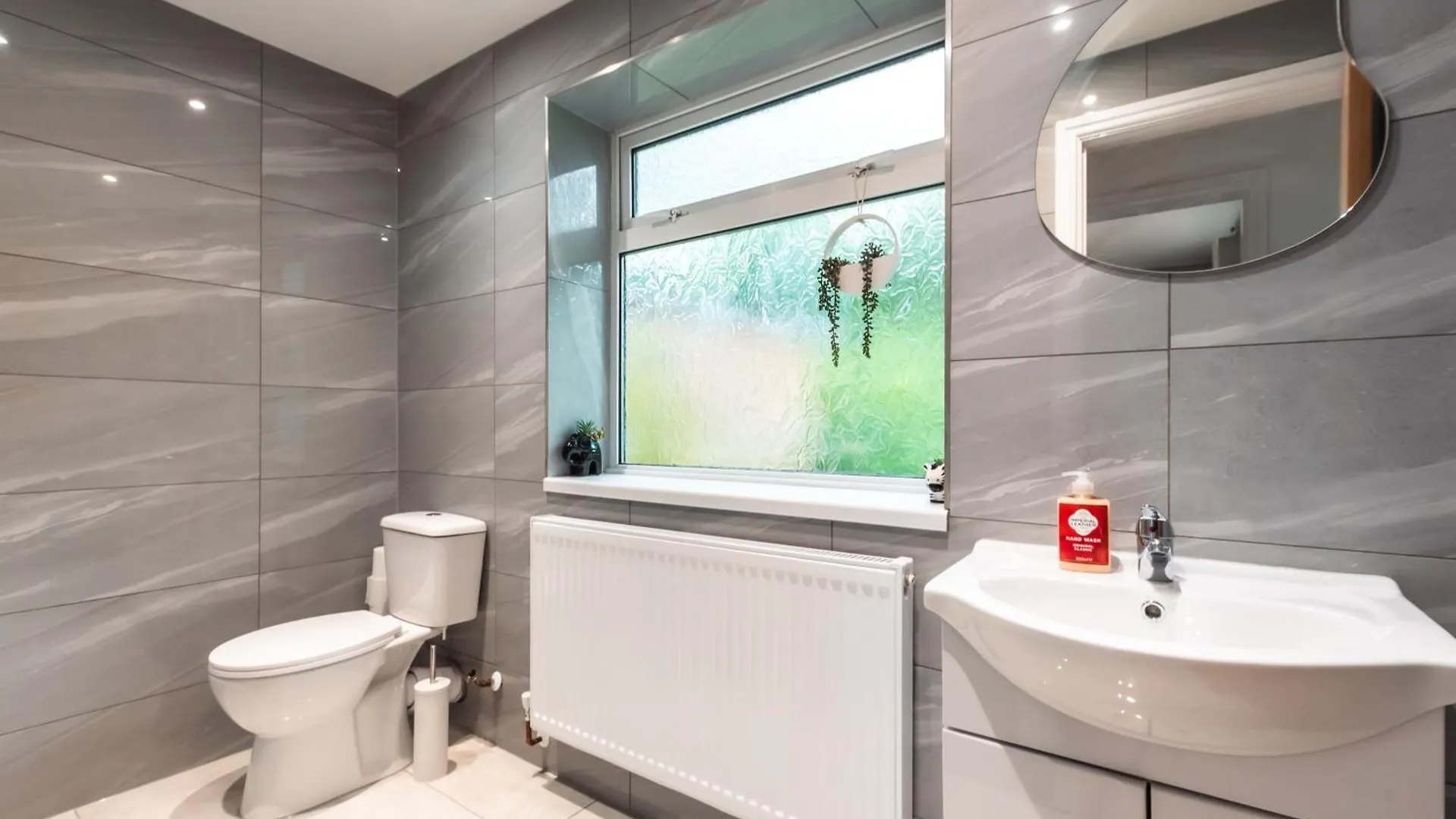 4 Bedrooms, Sleeps 8, Long Term Disc, Driveway Southampton Holiday home