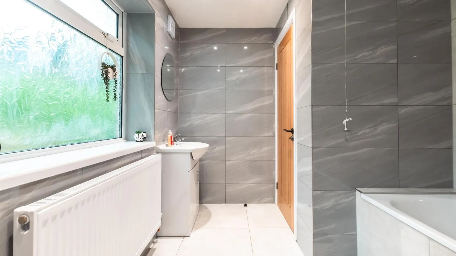 4 Bedrooms, Sleeps 8, Long Term Disc, Driveway Southampton Holiday home