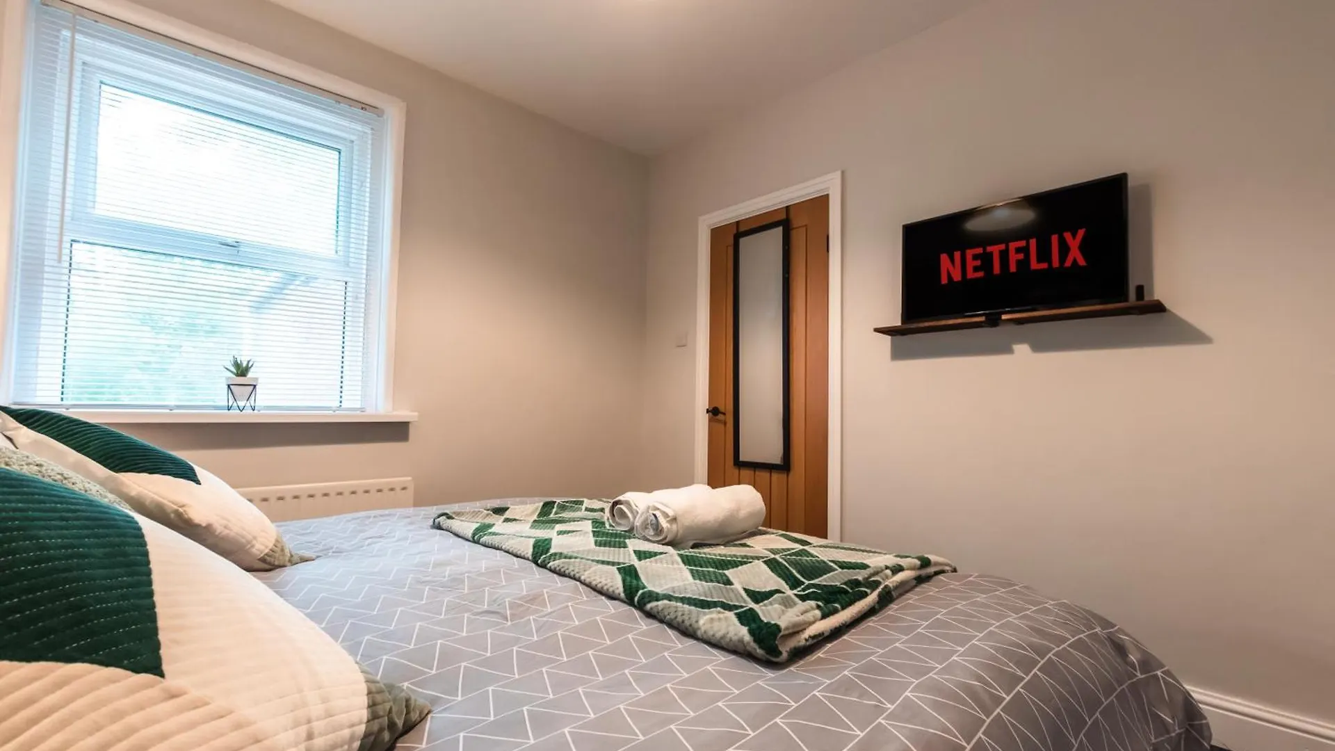 4 Bedrooms, Sleeps 8, Long Term Disc, Driveway Southampton