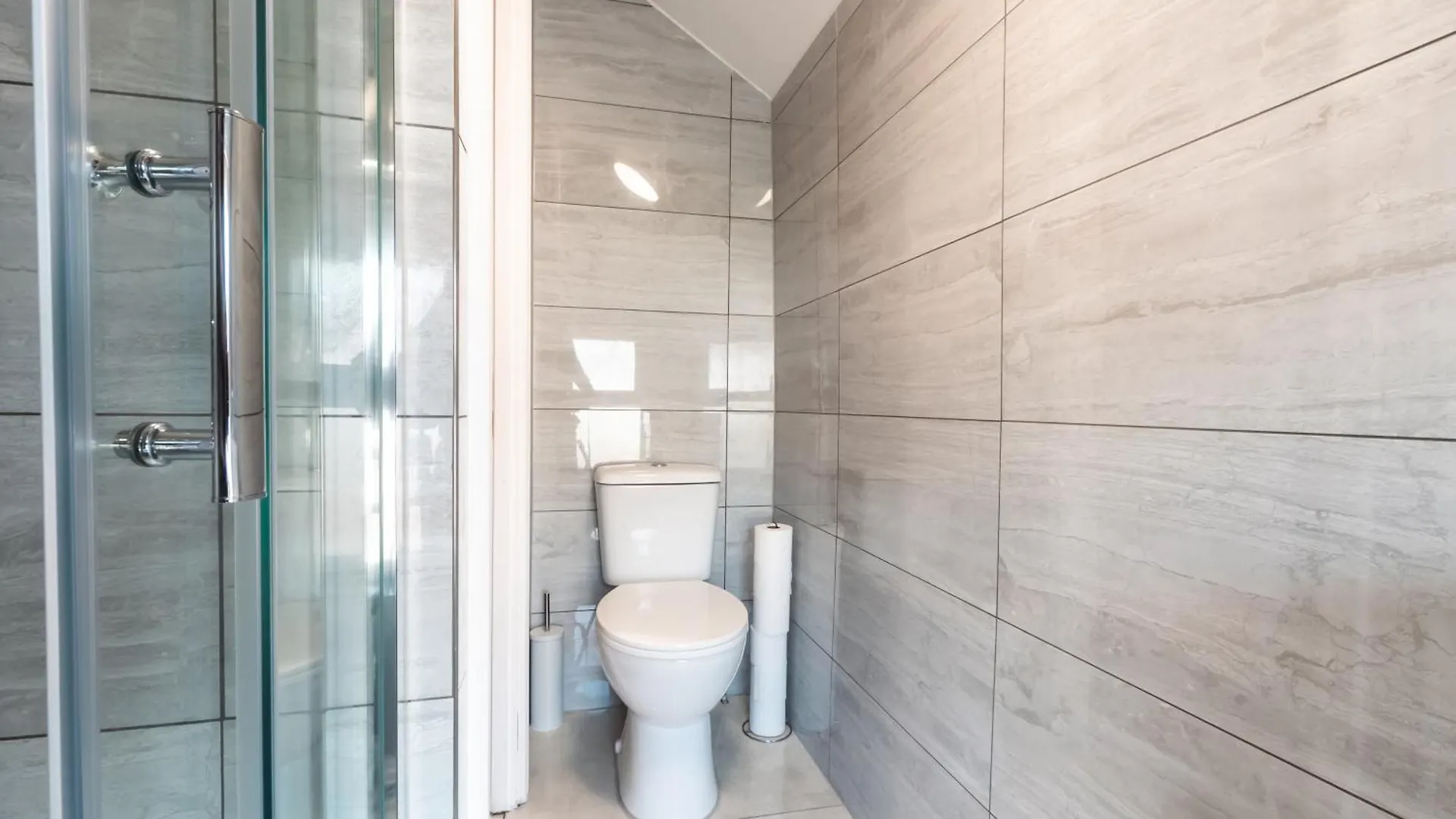 Holiday home 4 Bedrooms, Sleeps 8, Long Term Disc, Driveway Southampton